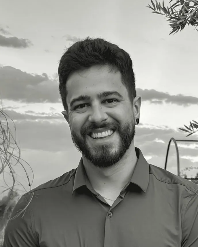 Beto Oliveira smiling, outdoors